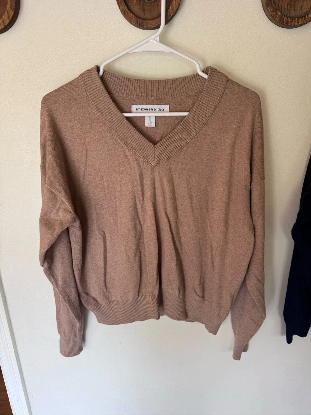 Amazon Essentials V-Neck crop Sweater in camel tan and Navy size large